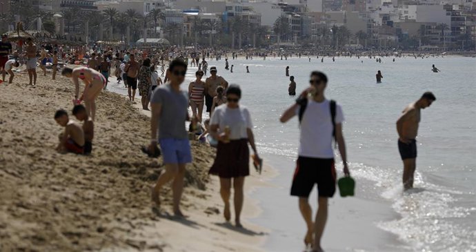 Archivo - Turistas en Mallorca.