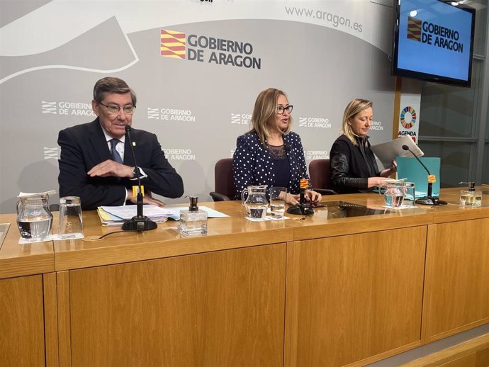 Los consejeros de Presidencia, Mayte Pérez; Industria, Arturo Aliaga; y Economía, Marta Gastón.