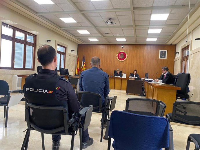 El hombre condenado por patronear una patera de Argelia a Ibiza, sentado para el juicio en la Audiencia Provincial.