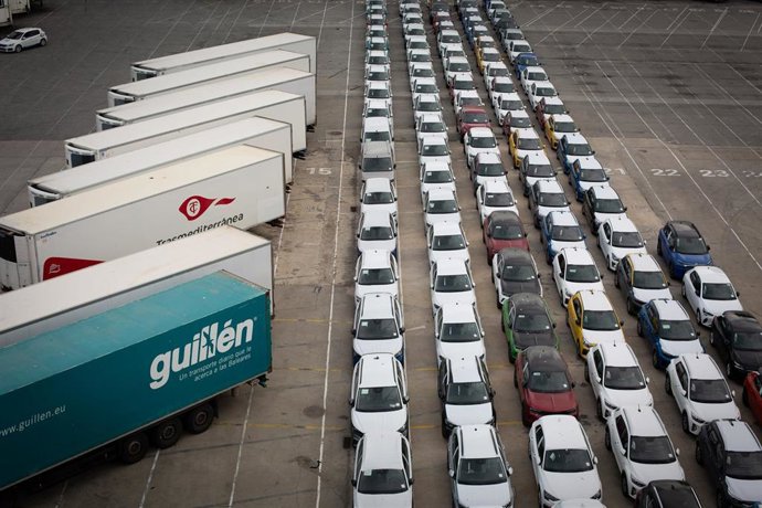 Archivo - Un conjunto de coches aparcados en el puerto de Barcelona.