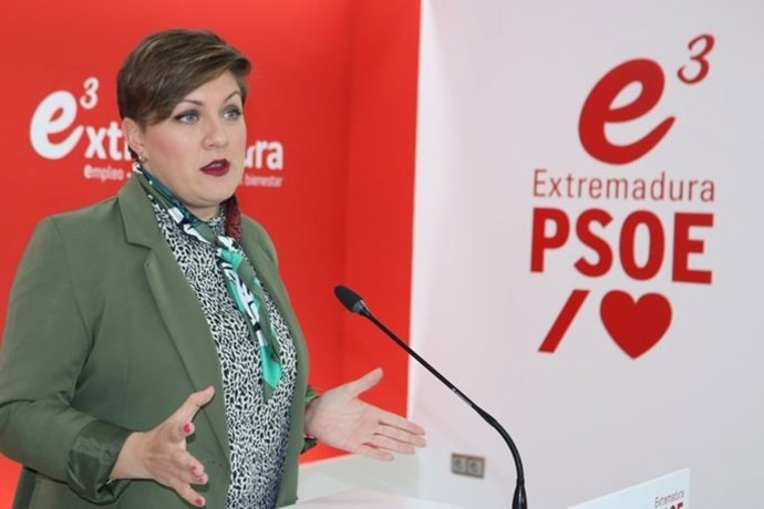 La portavoz del PSOE de Extremadura, Soraya Vega, en rueda de prensa