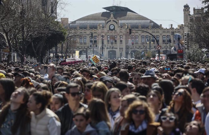 Imagen de público concentrado en las proximidades del Ayuntamiento de Valncia para ver una 'masclet' de las Fallas 2023. 