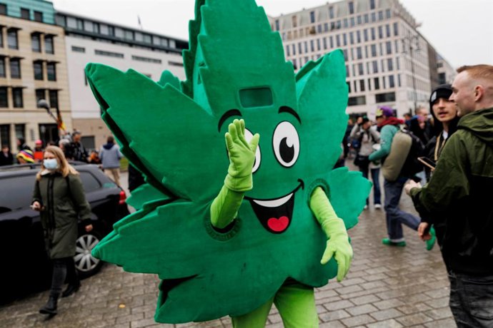 Archivo - Participanete en una manifestación por el cannabis en Berlín