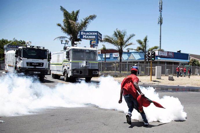 Archivo - 20 November 2020, South Africa, Cape Town: Police vehicles fire teargas at protesters during a protest organized by members of the Economic Freedom Fighters (EFF) outside Brackenfell High school against an alleged racism incident where they ac