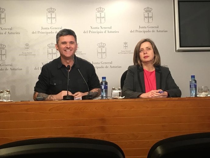 Archivo - El diputado de Podemos Rafael Palacios y la concejala de Somos Oviedo Ana Taboada en la Junta General del Principado