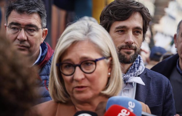 El secretario general de Ciudadanos (CS), Adrián Vázquez (d); la presidenta de CS en la Comunidad Valenciana, Mamen Peris (c), y el portavoz municipal, Fernando Giner (i); visitan la Falla Convento Jerusalén - Matemático Marzal