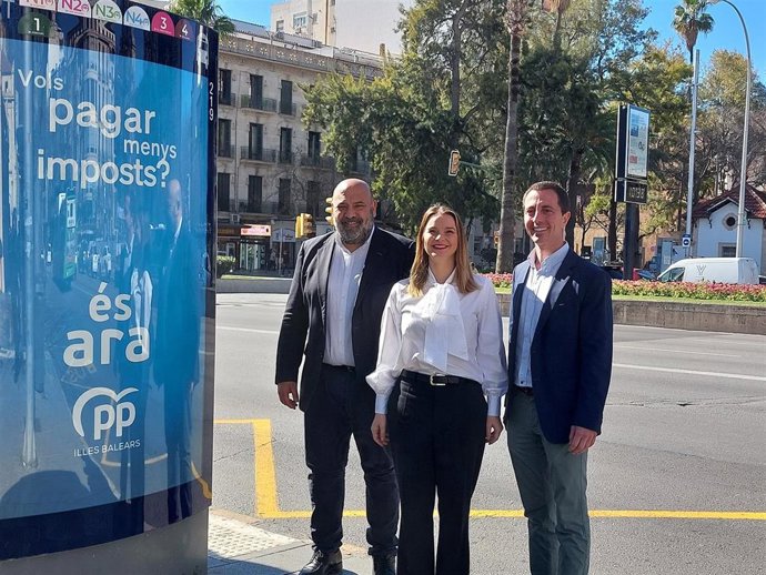 Jaime Martínez, Margalida Prohens y Lloren Galmés durante la presentación del lema 'Es ahora'