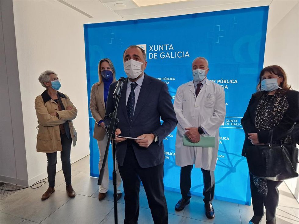 El conselleiro de Sanidade, Julio García Comesaña, en declaraciones a los medios durante una visita al Hospital Álvaro Cunqueiro de Vigo.