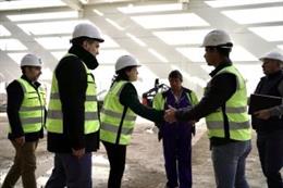 La presidenta del Gobierno de La Rioja, Concha Andreu, ha visitado esta mañana la nave que la empresa Exclusivas Zabaleta está construyendo en el Polígono de Cantabria, tras el incendio que sufrió en el verano de 2022 en sus antiguas instalaciones