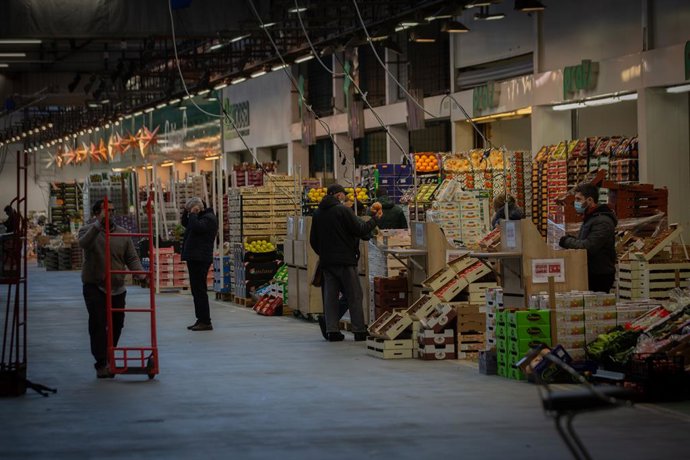 Archivo - Varias personas trabajando en Mercabarna, en Barcelona, Catalunya (España), a 9 de diciembre de 2020. Hoy ha tenido lugar la inauguración de Biomarket, el primer mercado mayorista de España y el segundo en Europa exclusivamente dedicado a prod