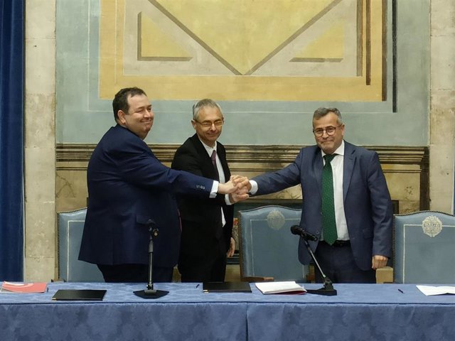 El presidente de la Cámara de Comercio de Salamanca, Benjamín Crespo, el rector de la USAL, Ricardo Rivero, y el director general de Recursos Humanos, Talento y Cultura de Unicaja, José María de la Vega, de izquierda a derecha en la firma.