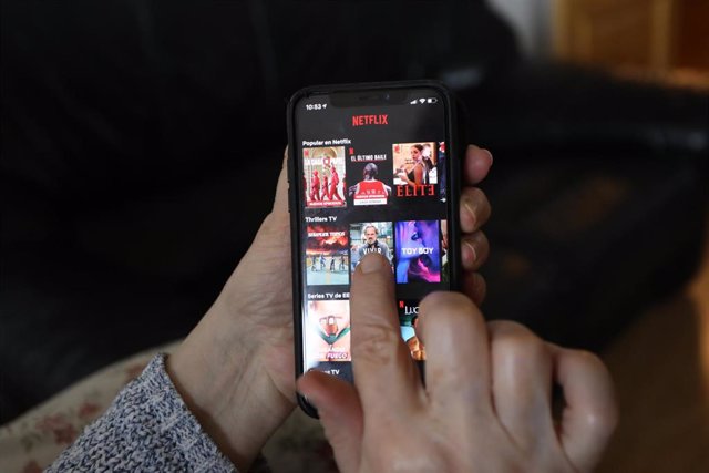 Archivo - Una persona hace uso de la plataforma de streaming Netflix