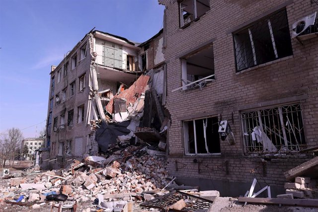 Edificio destruido por ataques rusos en la región ucraniana de Zaporiyia