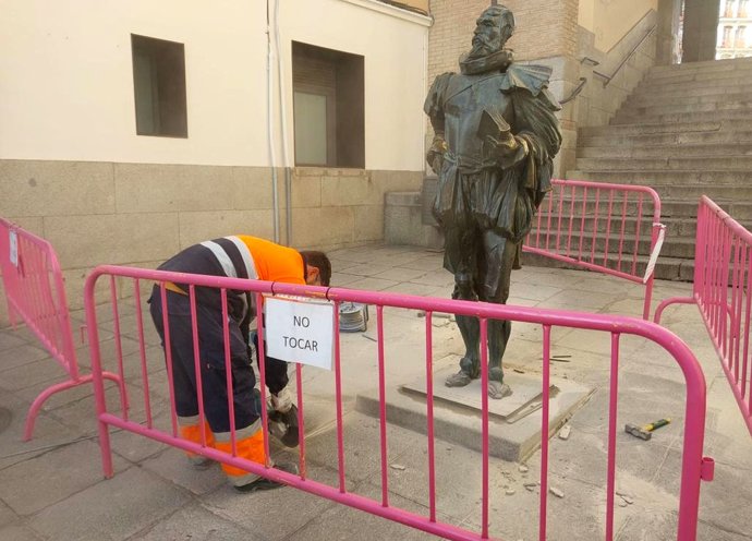 Trabajos de retirada de la estatua de Cervantes en Toledo para mejorar su anclaje