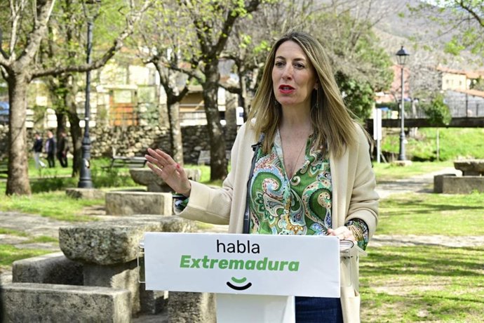 La presidenta del PP de Extremadura, María Guardiola, en rueda de prensa