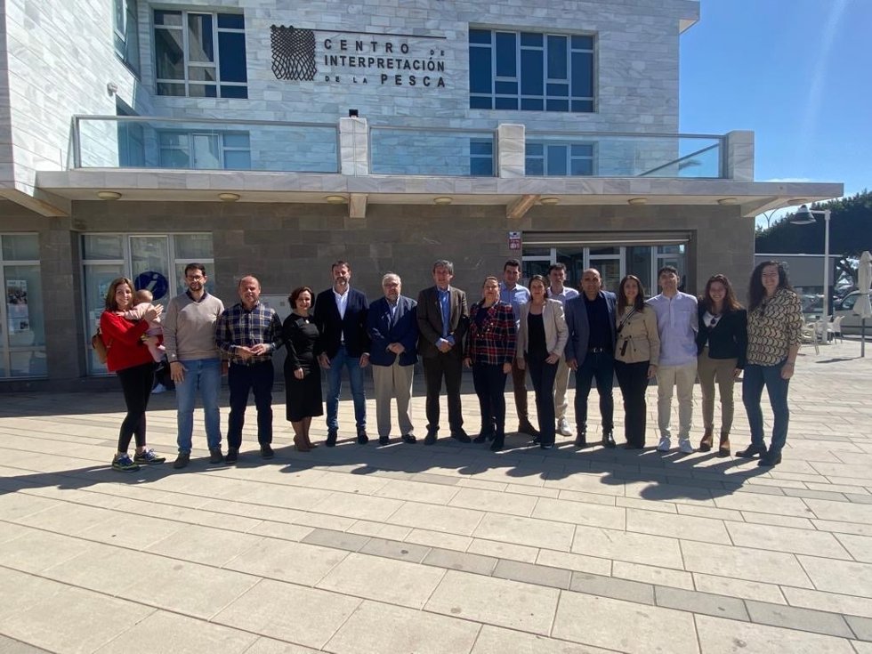 Carmen Crespo entrega la ayuda de la Junta al Ayuntamiento para la nueva senda litoral en Adra (Almería)