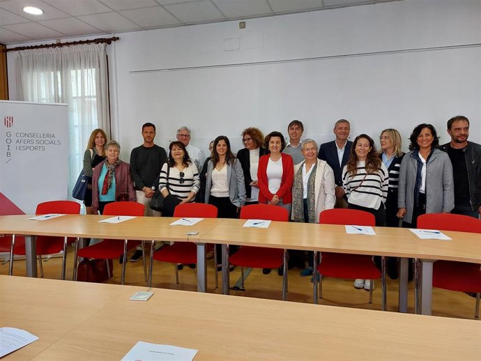La consellera de Asuntos Sociales y Deportes, Fina Santiago, acompañada de los representantes de las 12 entidades del tercer sector firmantes del concierto para promocionar la autonomía personal de niños de seis a 11 años dependientes