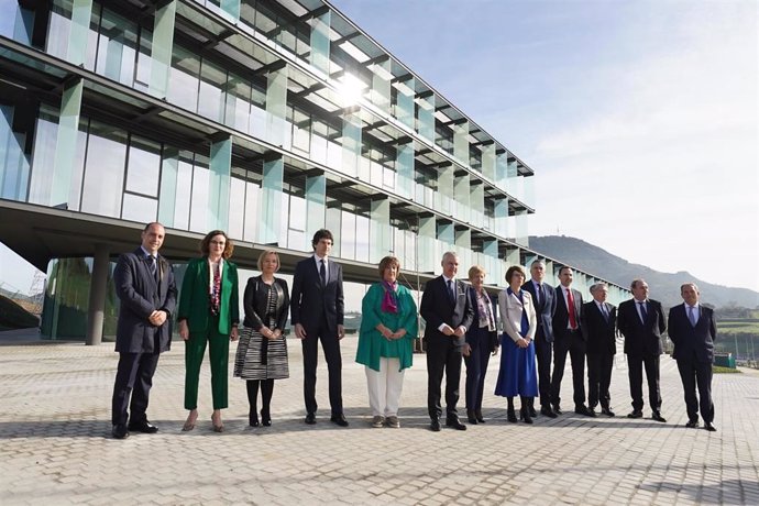 Representantes De Empresas E Instituciones, Entre Ellos El Lehendakari, Iñigo Urkullu, Durante La Inauguración Del Campus De Abanto, El Parque Tecnológico De Ezkerraldea-Meatzaldea