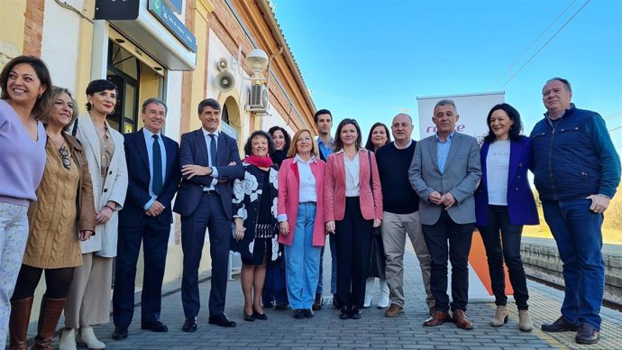 Representantes institucionales en la puesta en funcionamiento de los nuevos Servicios de Proximidad Palma del Río-Villa del Río.