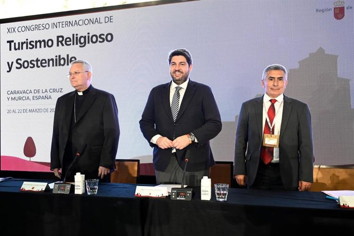 El presidente de la Comunidad, Fernando López Miras, junto al obispo de la diócesis de Cartagena, José Manuel Lorca Planes, y el coordinador general de la Fundación San José de Ciencias Humanas y Religiosas de Brasil, Rubén Moyano.
