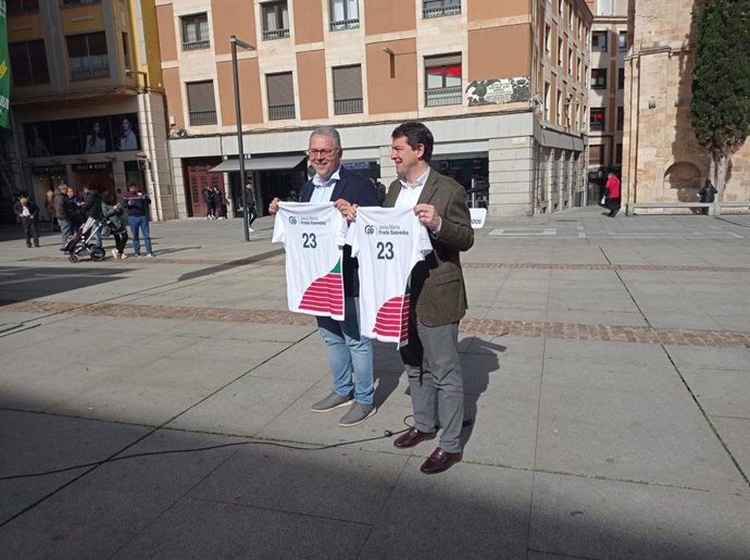 El presidente del PP de Castilla y León, Alfonso Fernández Mañueco, y el cabeza de lista del PP a la Alcaldía de Zamora, Jesús María Prada, posan con unas camisetas diseñadas por la candidatura