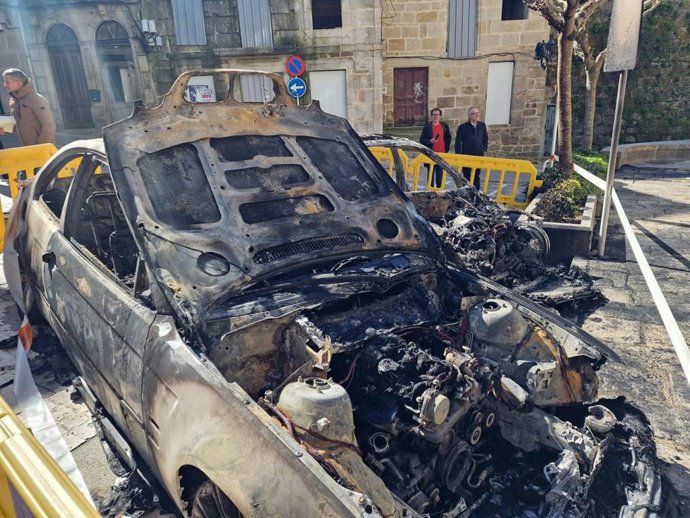 Uno de los coches calcinados en Tui (Pontevedra)
