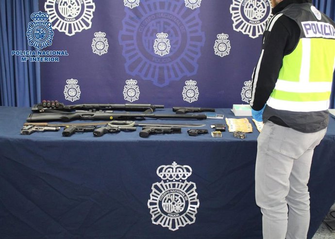 Armas incauatadas en la vivienda del detenido en Los Pajaritos.