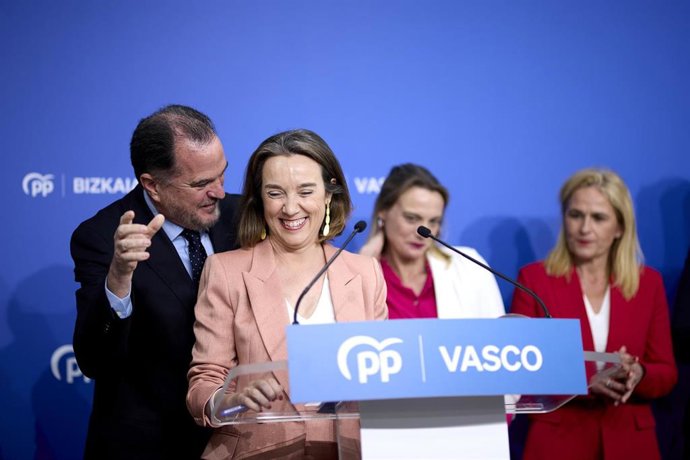 El presidente del Partido Popular del País Vasco, Carlos Iturgaiz (1i), y la secretaria general del Partido Popular (PP), Cuca Gamarra (2i), durante la inauguración de la nueva sede de su formación, en calle Licenciado Poza, a 20 de marzo de 2023, en Bi