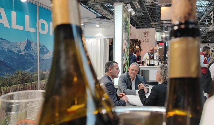 El conseller insular de Promoción Económica y Desarrollo Local, Jaume Alzamora (c), en la feria Prowein 2023 de Düsseldorf.