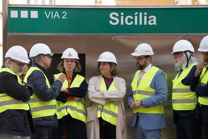 La alcaldesa de Barcelona, Ada Colau; el conseller de Territorio de la Generlitat, Juli Fernández; la teniente de alcalde de Urbanismo, Janet Sanz; y el secretario general de Territorio de la Generalitat, Joan Jaume, visitan las obras del tranvía.