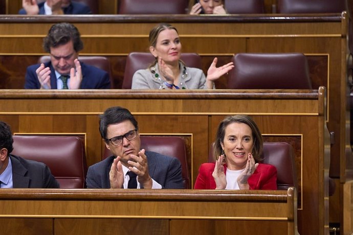 Archivo - La presidenta del PP balear, Marga Prohens (ad), durante una sesión del Congreso de los Diputados. Archivo. 