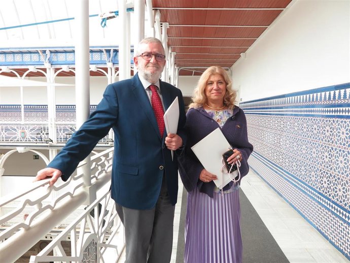 El presidente de la Asamblea Regional, Alberto Castillo, y la vicepresidenta segunda, Gloria Alarcón, en la presentación