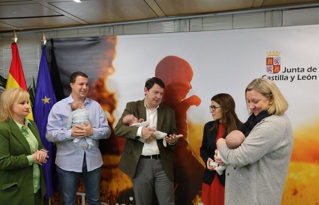 Alfonso Fernández Mañueco, en el centro, junto a los padres de los trillizos zamoranos; la consejera de Familia de Igualdad de Oportunidades, Isabel Blanco, y la delegada territorial de la Junta en Zamora, Leticia García Sánchez.
