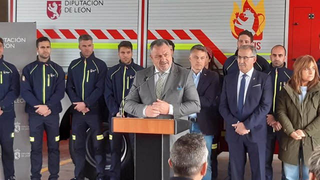 El presidente de la Diputación de León, Eduardo Morán, durante su intervención en la visita al parque de bomberos de Valencia de Don Juan