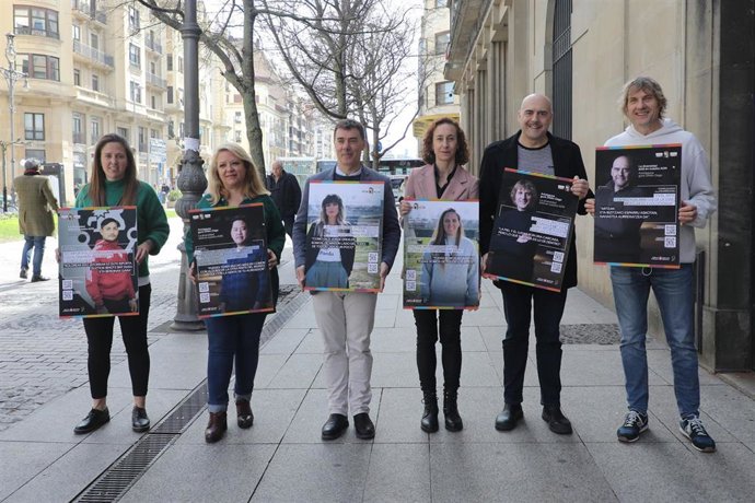 El consejero Santos, junto al resto de participantes en la presentación de la campaña