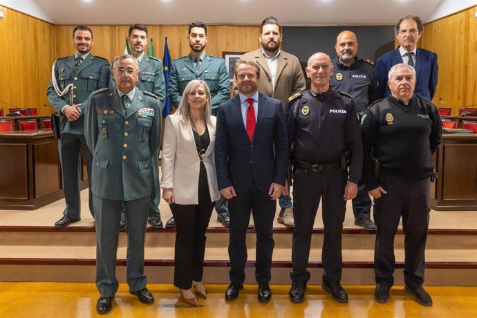 El alcalde de Mairena del Aljarafe, Antonio Conde, en el centro de la imagen, ha presidido este lunes la reunión de la Junta Local de Seguridad.