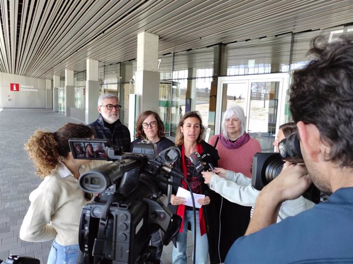 Los diputados de la CUP Carles Riera, Eullia Reguant, Laia Estrada y Dolors Sabater en una atención a los medios ante la Conselleria de Economía y Hacienda de la Generalitat.