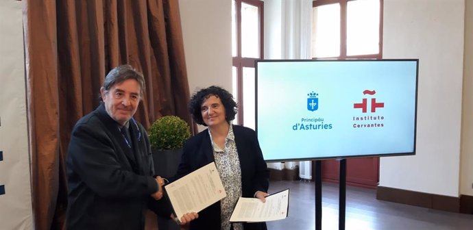 Firma de un convenio entre la consejera de Cultura, Política Llingüística y Turismo, Berta Piñán, y el director del Instituto Cervantes, Luis García Montero, en Laboral Ciudad de la Cultura (Gijón)