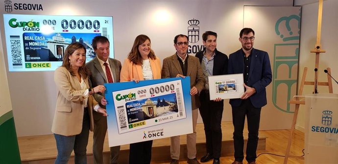 El delegado de ONCE en Castilla y León y la alcaldesa, junto a representantes de ONCE de Segovia y concejales