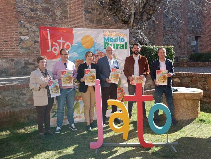 El presidente de la Diputación de Cáceres y varios diputados en la presentación de JATO, la feria de oportunidades del mundo rural