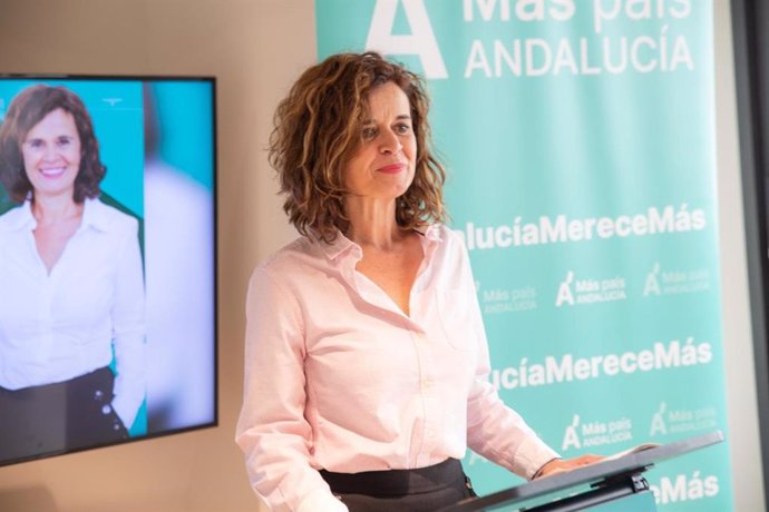 La presidenta de Más País Andalucía y portavoz parlamentaria adjunta de Por Andalucía, Esperanza Gómez, este lunes en rueda de prensa.