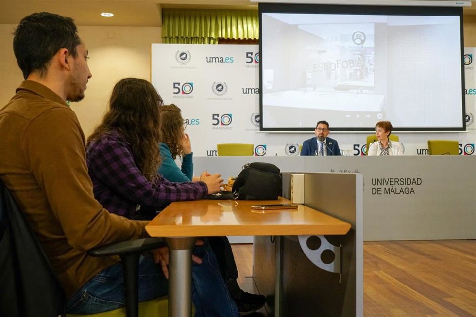 El concejal de Derechos Sociales e Igualdad, Francisco Pomares, y la vicerrectora de Igualdad, Diversidad y Acción Social de la Universidad de Málaga, Isabel Jiménez, informan sobre la La campaña 'No dejes la violencia en visto'