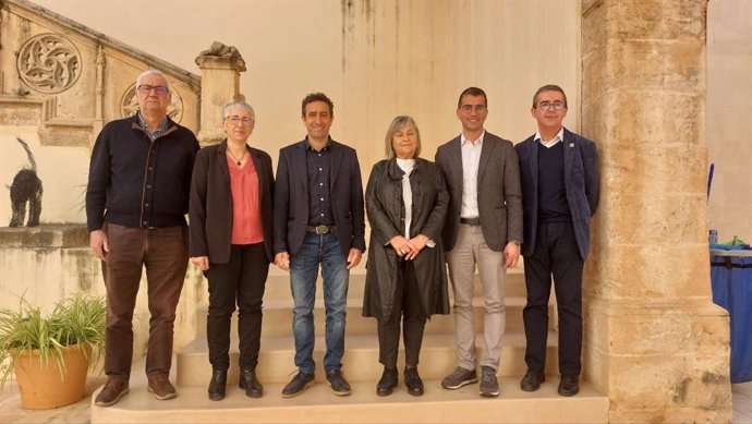 Miembros del Govern y del Institut d'Estudis Catalans tras la firma del protocolo de colaboración.