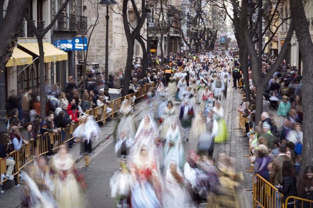 Centenares de falleras a su llegada al desfile de la Ofrenda floral a la Mare de Déu dels Desemparats
