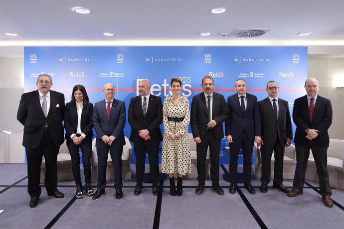La presidenta Chivite, el secretario general de Infraestructuras, Xavier Flores, el consejero Ciriza, el delegado del Gobierno en Navarra, José Luis Arasti, la directora general Berta Miranda, y miembros de la organización