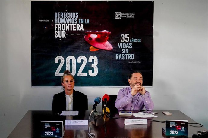 La responsable del área de migración, Ana Rosado y el coordinador general, Diego Boza, durante la presentación del 'Informe Derechos Humanos en la Frontera Sur 2023' de la Asociación Pro Derechos Humanos de Andalucía (APDHA) a 20 de marzo del 2023 en Se