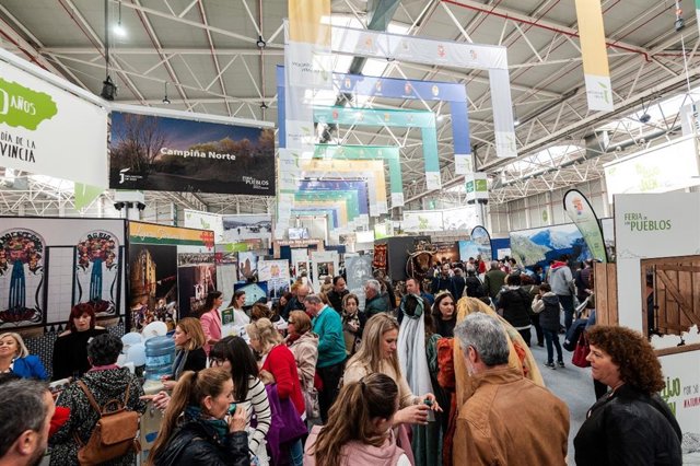 Público en la VIII Feria de los Pueblos.