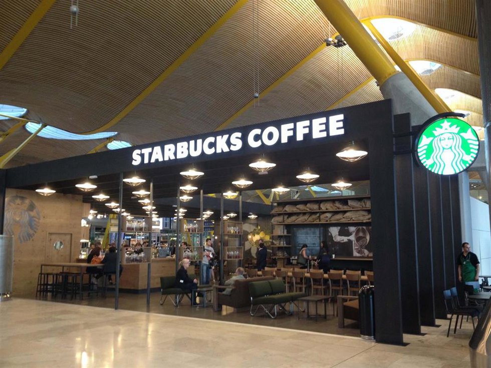 Archivo - Starbucks en T4 de Madrid 