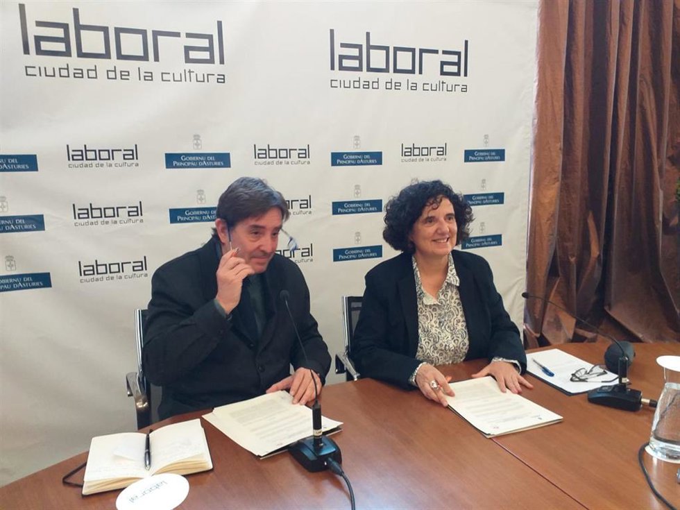 Firma del convenio entre la consejera de Cultura, Política Llingüística y Turismo, Berta Piñán,  y el director del Instituto Cervantes, Luis García Montero,  en Laboral Ciudad de la Cultura (Gijón)