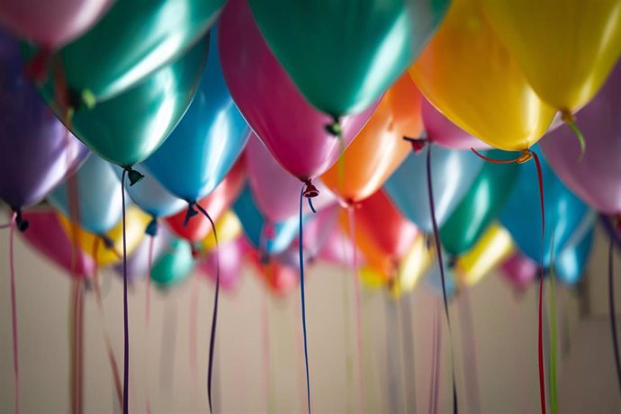 Globos de colores en una celebración